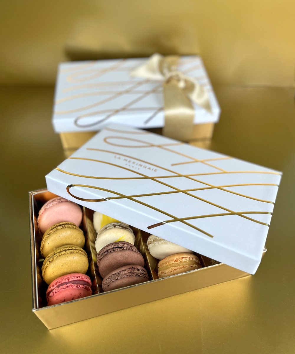 Gift box of 16 macarons