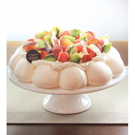 Pavlova crème fouettée coco citron vert, fraise, kiwi et nectarine