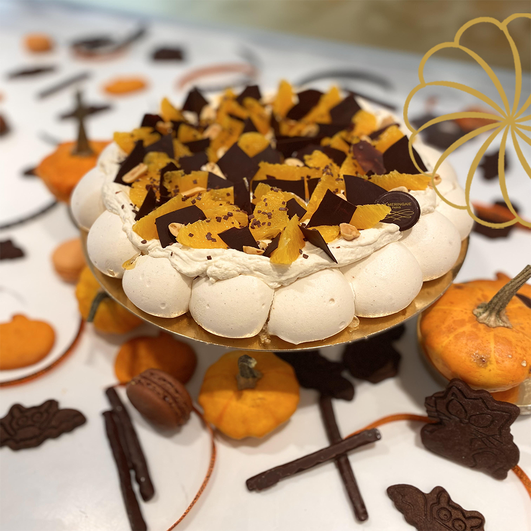 Halloween, c'est mardi !!⁣
⁣
Mélisandre, notre pavlova décoiffante : une crème fouettée à la cacahuète, des quartiers d'oranges fraiches, des fines plaques de chocolat, et quelques cacahuètes.⁣
⁣
Alors, une pavlova ou un sort ?🍬🕸️⁣
⁣
#lameringaie #pavlova #pavlovaparis #Halloween #citrouille