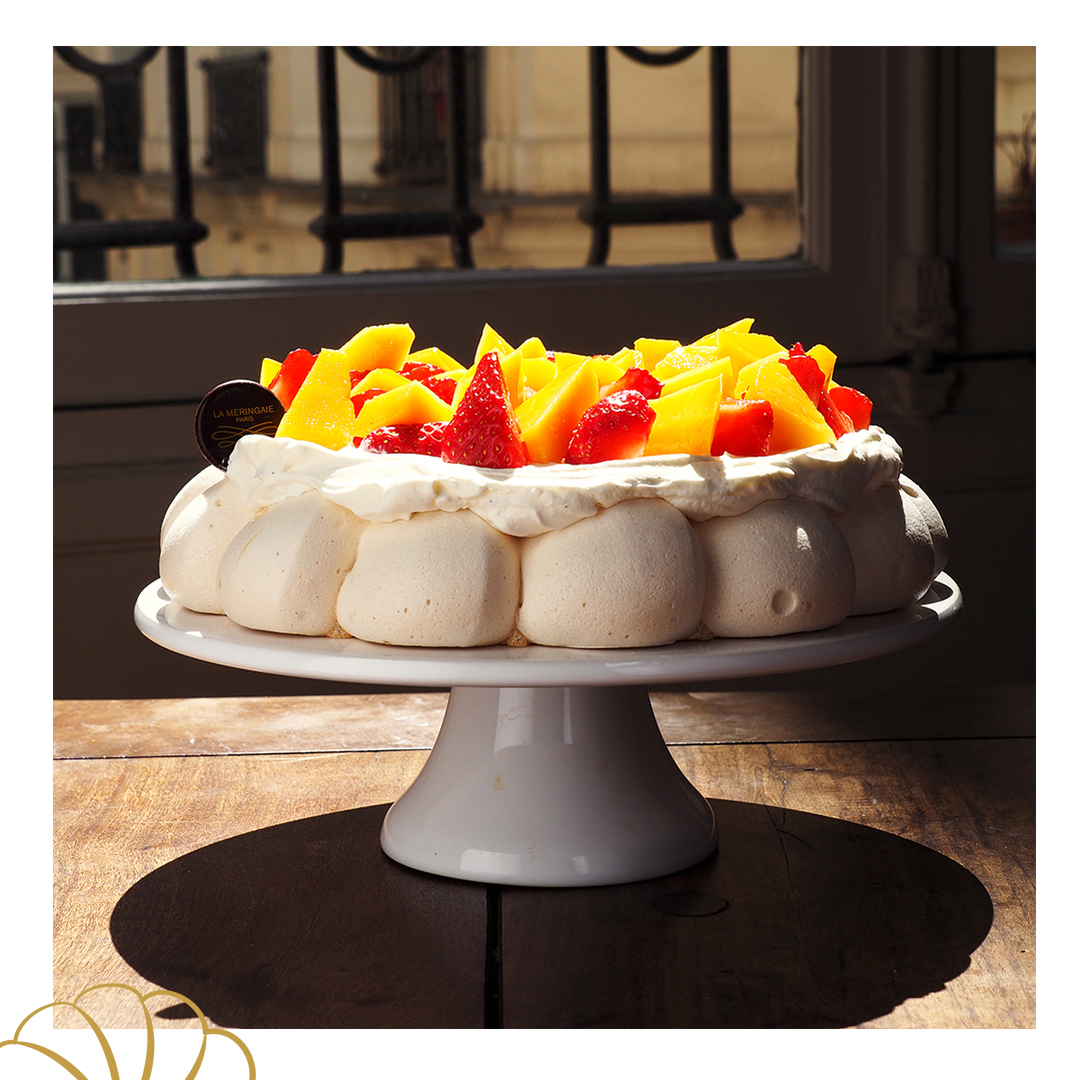 Le soleil est bien là et sur notre pavlova Adèle également ! 😎⁣
Crème fouettée citronnelle, fraise et mangue : le dessert idéal des grosses chaleurs...⁣
.⁣
.⁣
.⁣
.⁣
#lameringaie #meringaie #meringue #pavlova #pavlovers #dessertete #patisserie #patisserieparis #fruitsfrais