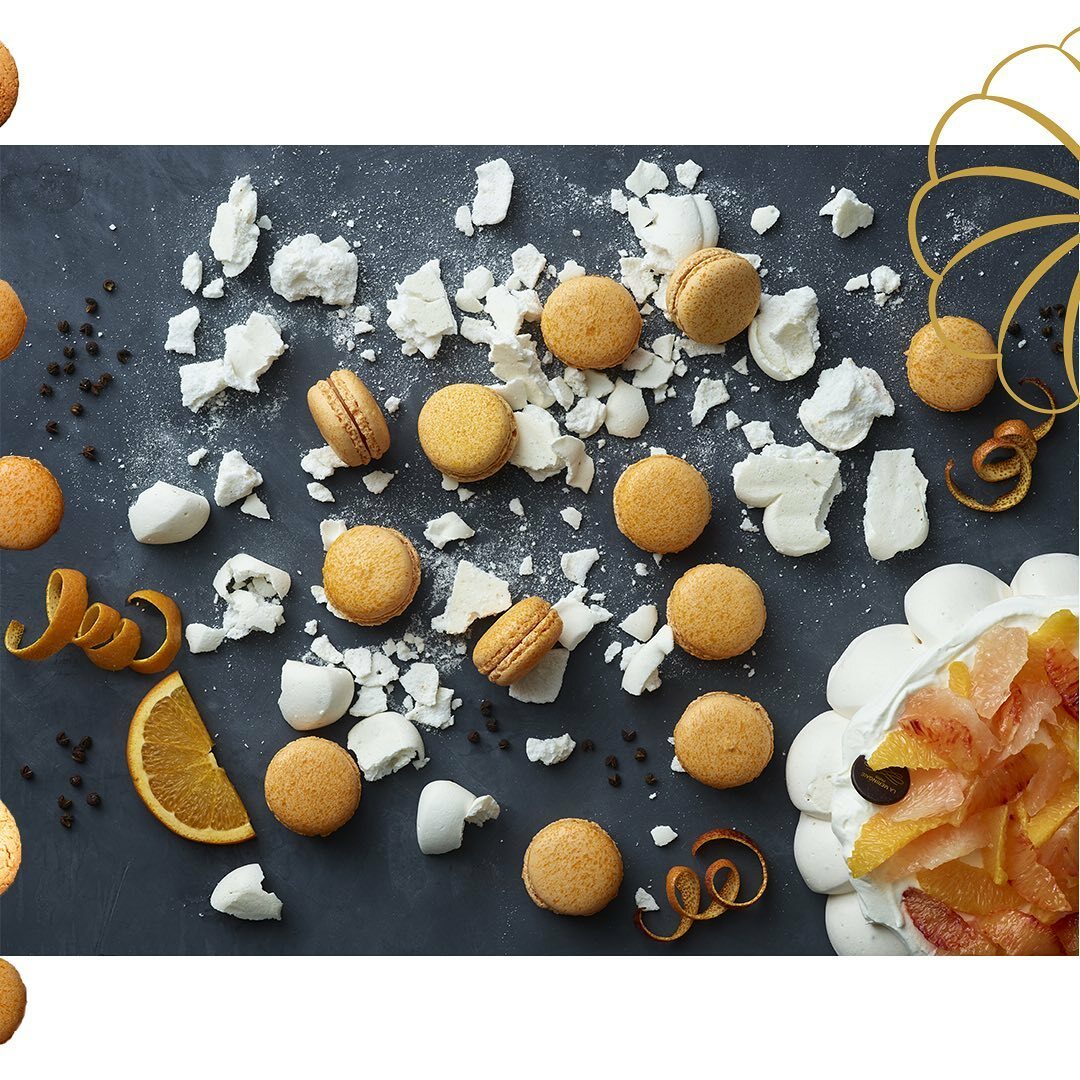 Et nos pavlovas sont devenues des macarons. Ici, Honorine, baie de timur, pamplemousse et orange, la pavlova emblématique du mois de janvier. Acidulée, fruitée, une pointe d'amertume. Douceur et puissance, un macaron différent !!!
Et comme à La Meringaie, nous aimons les macarons, tous les macarons, nous leur dédions une semaine de battle : macaron français contre macaron parisien.
Votez, venez goûter en magasin.

#macaron #macaronàlancienne #lameringaie #pavlova
