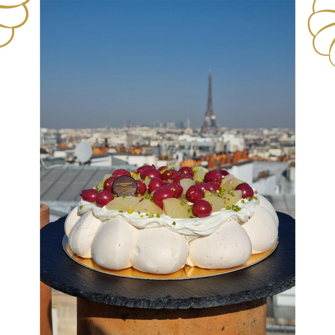 Notre pavlova Anatolie sur les toits de Paris. 
Merci @desserteaseme pour cette magnifique photo ! 😊
.
.
.
.
#pavlovers #pavlova #meringue #meringaie #lameringaie ##toitdeparis #meringaieparis #sansgluten #pavlovaparis #patisserie #patisserieparis