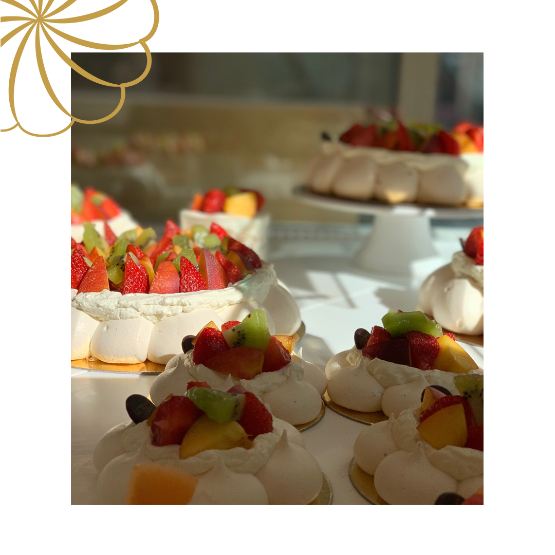Le soleil et la chaleur sont là ☀️☀️☀️⁣
Donc, on sort les sandales, les petites robes et la pavlova de la semaine: Odette, crème fouettée coco citron vert, nectarine jaune, fraise et kiwi 🍓🥝🥥 Nous voilà presqu'en vacances ! 🏖️🏝️⁣
⁣
⁣
⁣
⁣
#lameringaie #pavlova #meringue #coco #fraise #paris #patisserie #pavlovers #pastry #pastryparis #ruelevis #ruedesmartyrs #neuilly #ruedaguerre #rueducherchemidi