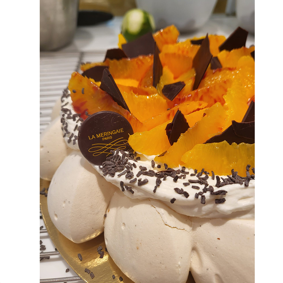 Les fêtes de Pâques seront chocolatées ! 🐣⁣
Ernestine, notre deuxième pavlova de Pâques est arrivée en boutique, ganache chocolat noir, crème fouettée à l'orange, orange, orange sanguine et fines plaques de chocolat. 🍫⁣
.⁣
.⁣
.⁣
.⁣
#paques #chocolat #paques2022 #meringaie #meringue #pavlova #lameringaie #pavlovers #gateaudepaques #gateau #batignolles #ruedesmartyrs #ruelevis #ruedaguerre #neuillysurseine