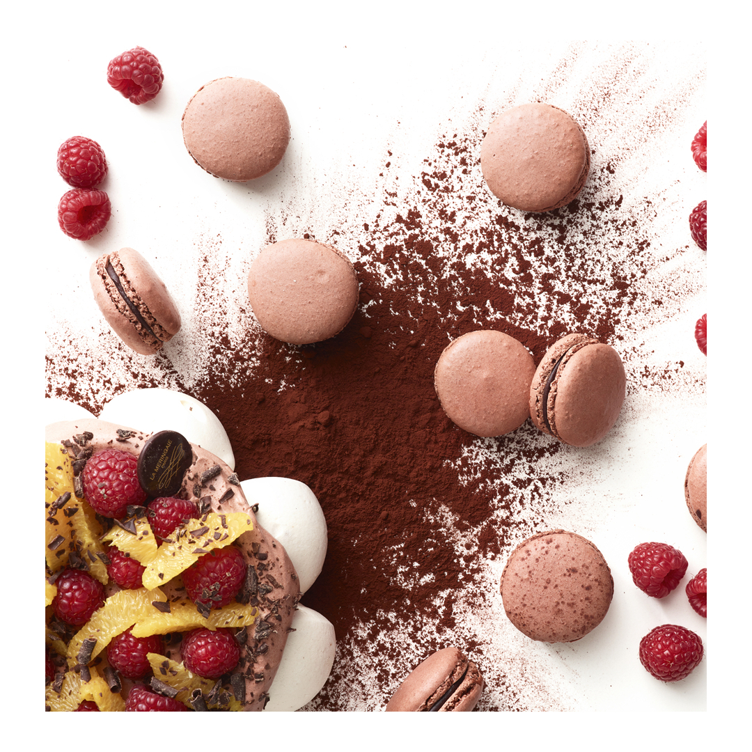 Les températures rafraîchissent et cela nous donne des envies de chocolat ... Et de Félicité, notre macaron qui marie l'acidulé de la framboise et la douceur du chocolat ... Une vraie merveille !! 😍⁣
⁣
#lameringue #meringue #macaron #paris #pâtisserie #pastry #chocolat #chocolovers #ruelévis #rueducherchemidi #ruedaguerre #ruedesmartyrs #neuilly