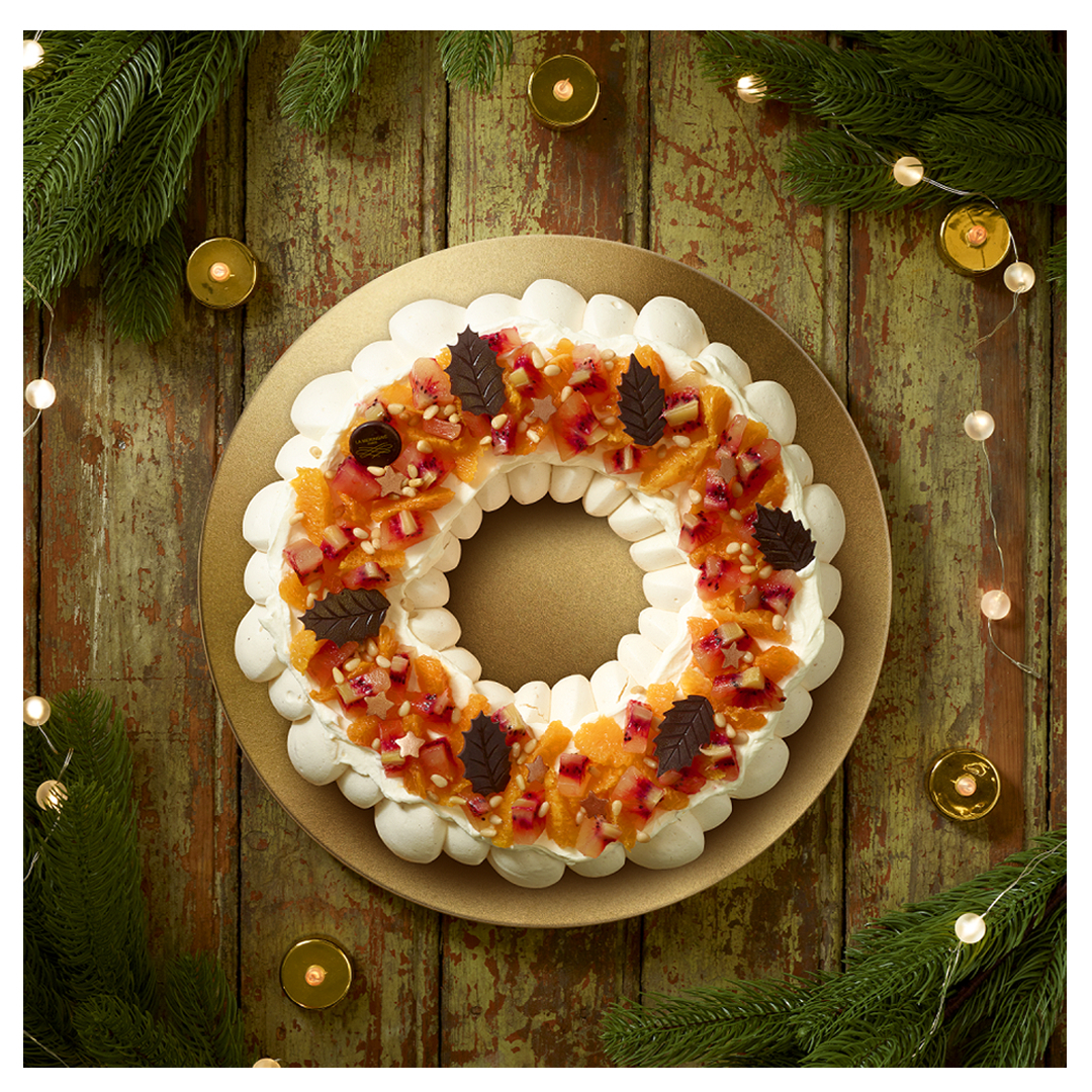 Qui dit Noël, dit couronne de Noël. Une évidence. La pavlova devient donc couronne : meringue craquante et moelleuse, crème fouettée au pignon de pin et citron, clémentine et kiwi rouge. Une recette douce, acidulée, surprenante et légère. Effet garanti sur la table de Noël 🎄✨🎁⁣
⁣
#noël #christmas #dessertdenoël #bûche #bûchedenoël #couronne #meringue #pavlova #pavlovers #dessertléger #kiwirouge #ruelévis #ruedaguerre #rueducherchemidi #ruedesmartyrs #neuilly #couronnedenoel